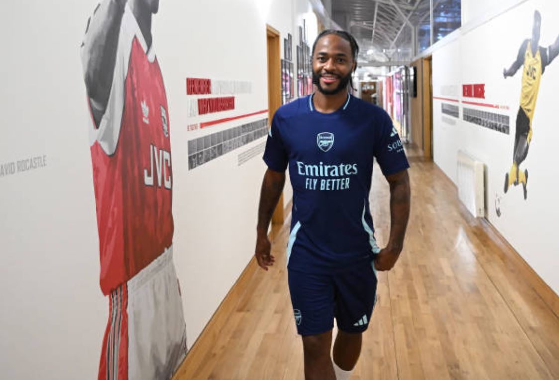 Sterling đã cập bến Arsenal.